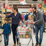 Na tym obrazie przedstawiona jest czteroosobowa rodzina (rodzice oraz dwoje dzieci) robiąca zakupy w supermarkecie