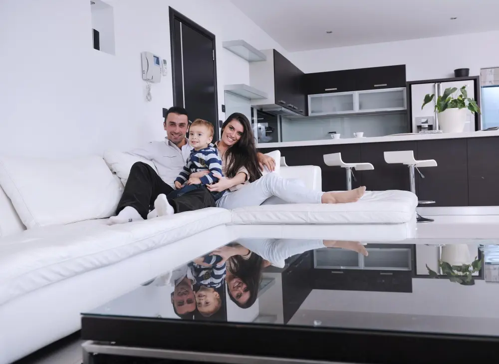 Rodzina z dzieckiem odpoczywająca w przestronnym apartamencie we Wrocławiu.